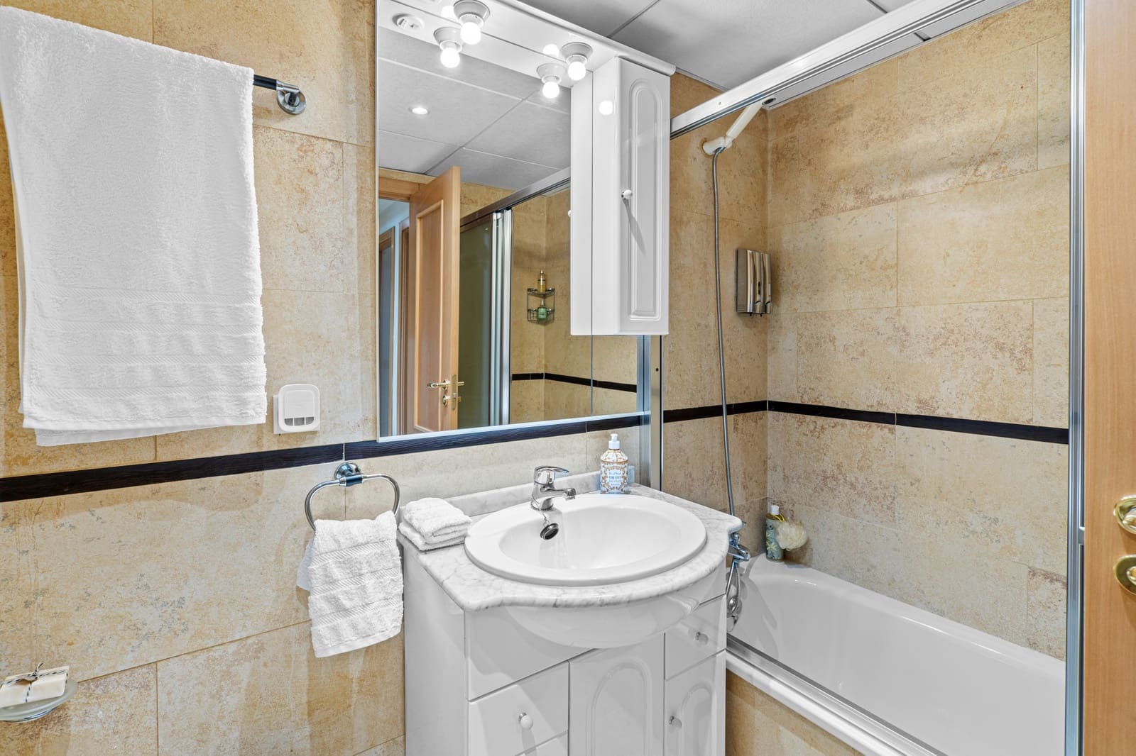 Apartamento de 3 habitaciones en Estepona en venta con piscina garaje - 585.000 € (Ref: 9236388)