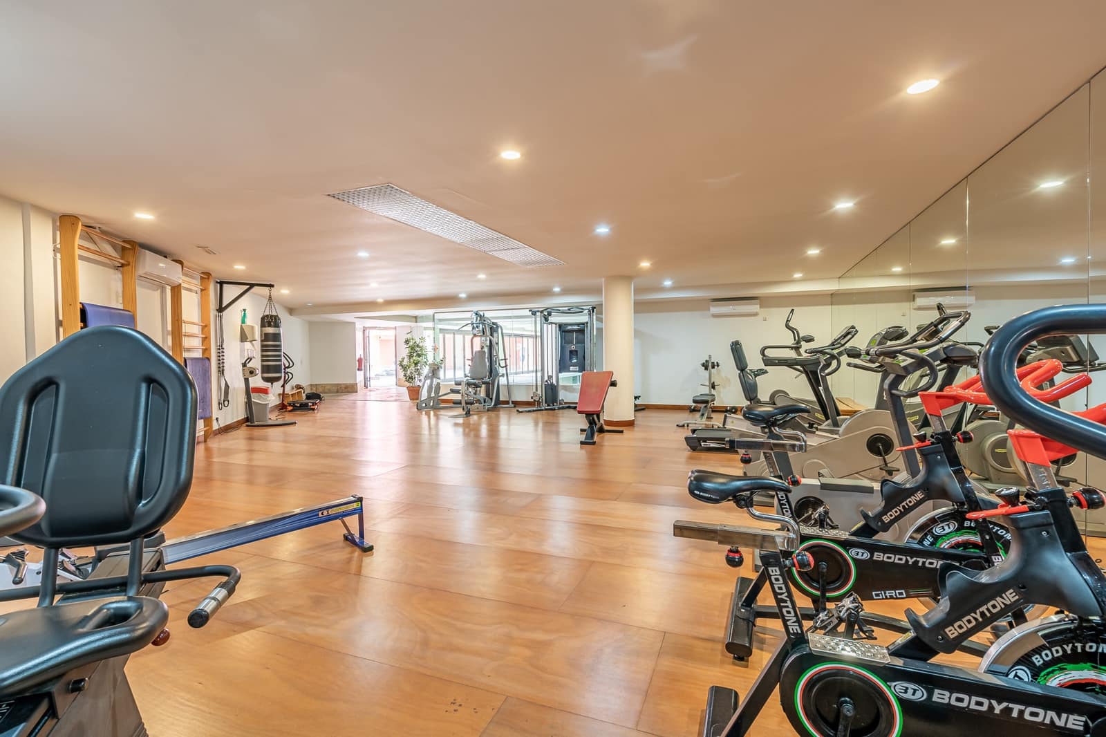 Apartamento de 3 habitaciones en Estepona en venta con piscina garaje - 585.000 € (Ref: 9236388)