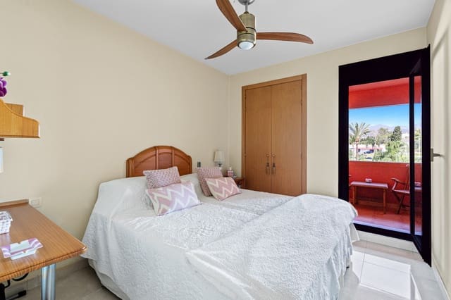 Apartamento de 3 habitaciones en Estepona en venta con piscina garaje - 585.000 € (Ref: 9236388)