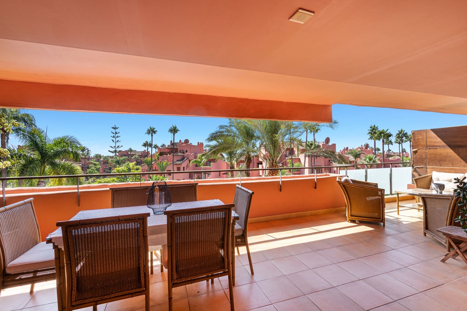 Apartamento de 3 habitaciones en Estepona en venta con piscina garaje - 585.000 € (Ref: 9236388)