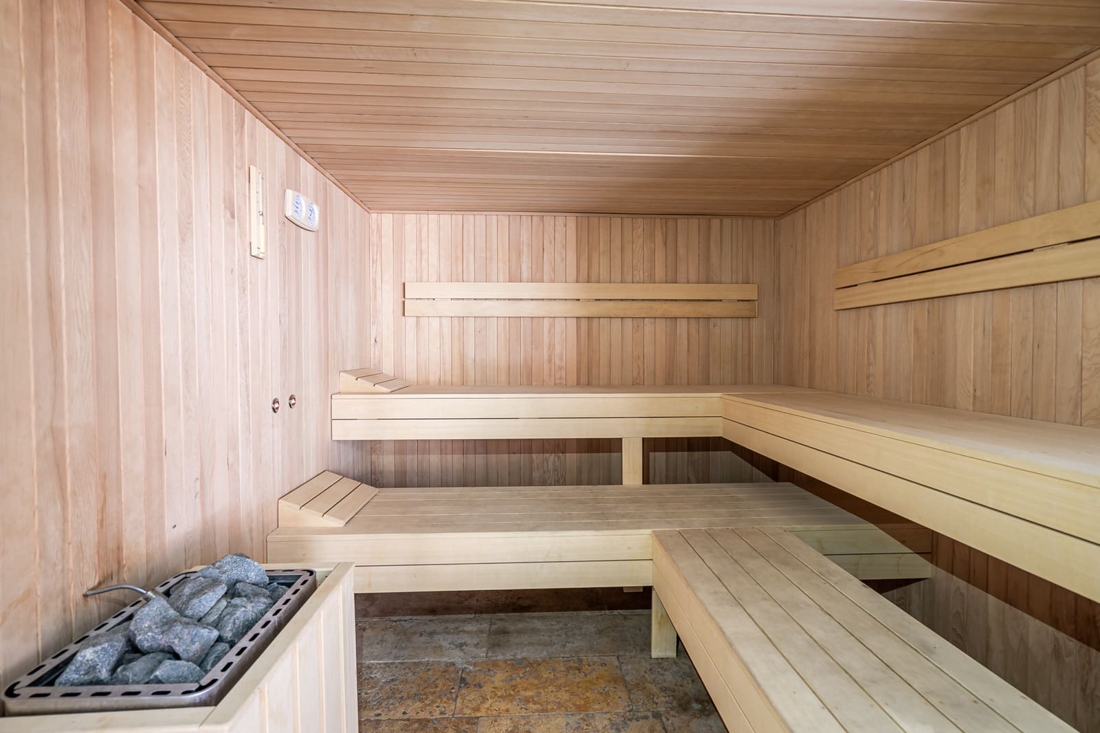 Apartamento de 3 habitaciones en Estepona en venta con piscina garaje - 585.000 € (Ref: 9236388)