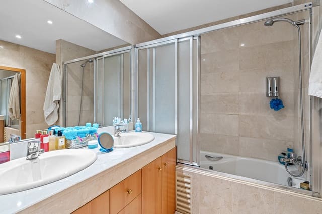 Apartamento de 3 habitaciones en Estepona en venta con piscina garaje - 585.000 € (Ref: 9236388)