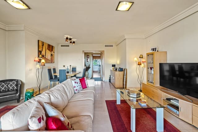 Apartamento de 3 habitaciones en Estepona en venta con piscina garaje - 585.000 € (Ref: 9236388)