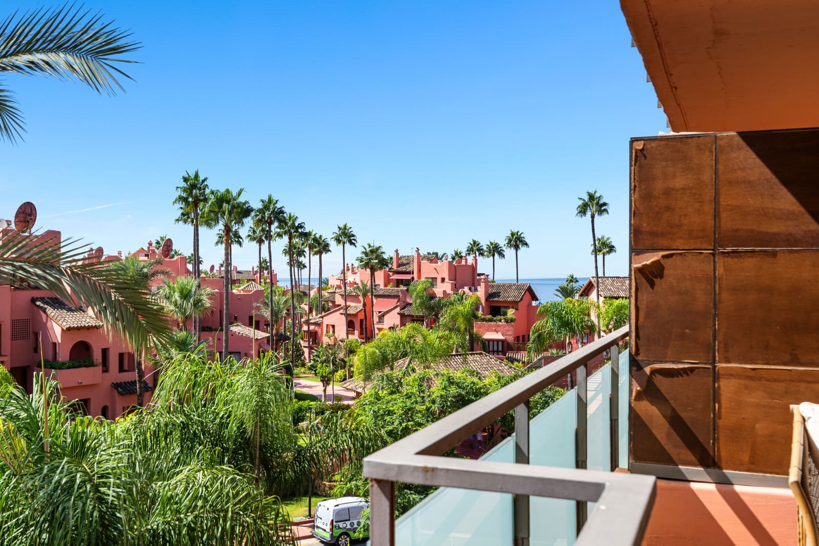 Apartamento de 3 habitaciones en Estepona en venta con piscina garaje - 585.000 € (Ref: 9236388)