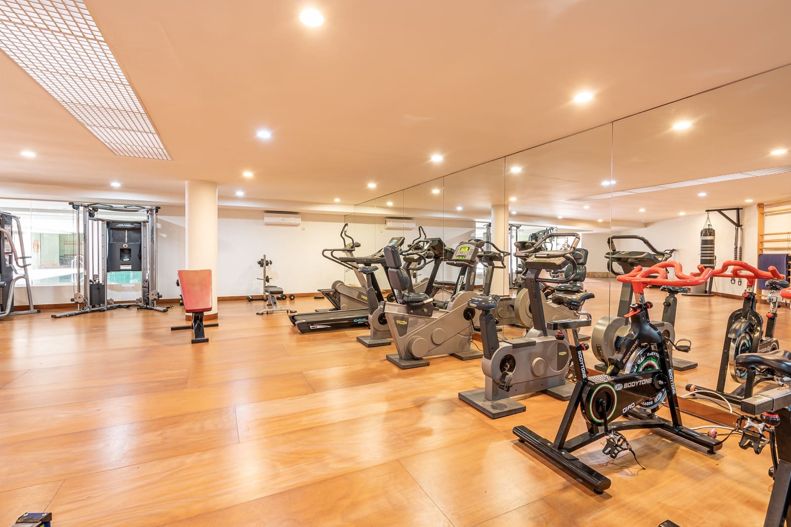 Apartamento de 3 habitaciones en Estepona en venta con piscina garaje - 585.000 € (Ref: 9236388)