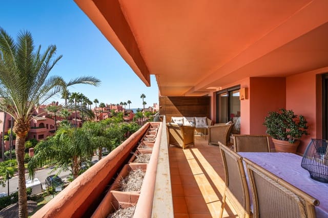 Apartamento de 3 habitaciones en Estepona en venta con piscina garaje - 585.000 € (Ref: 9236388)