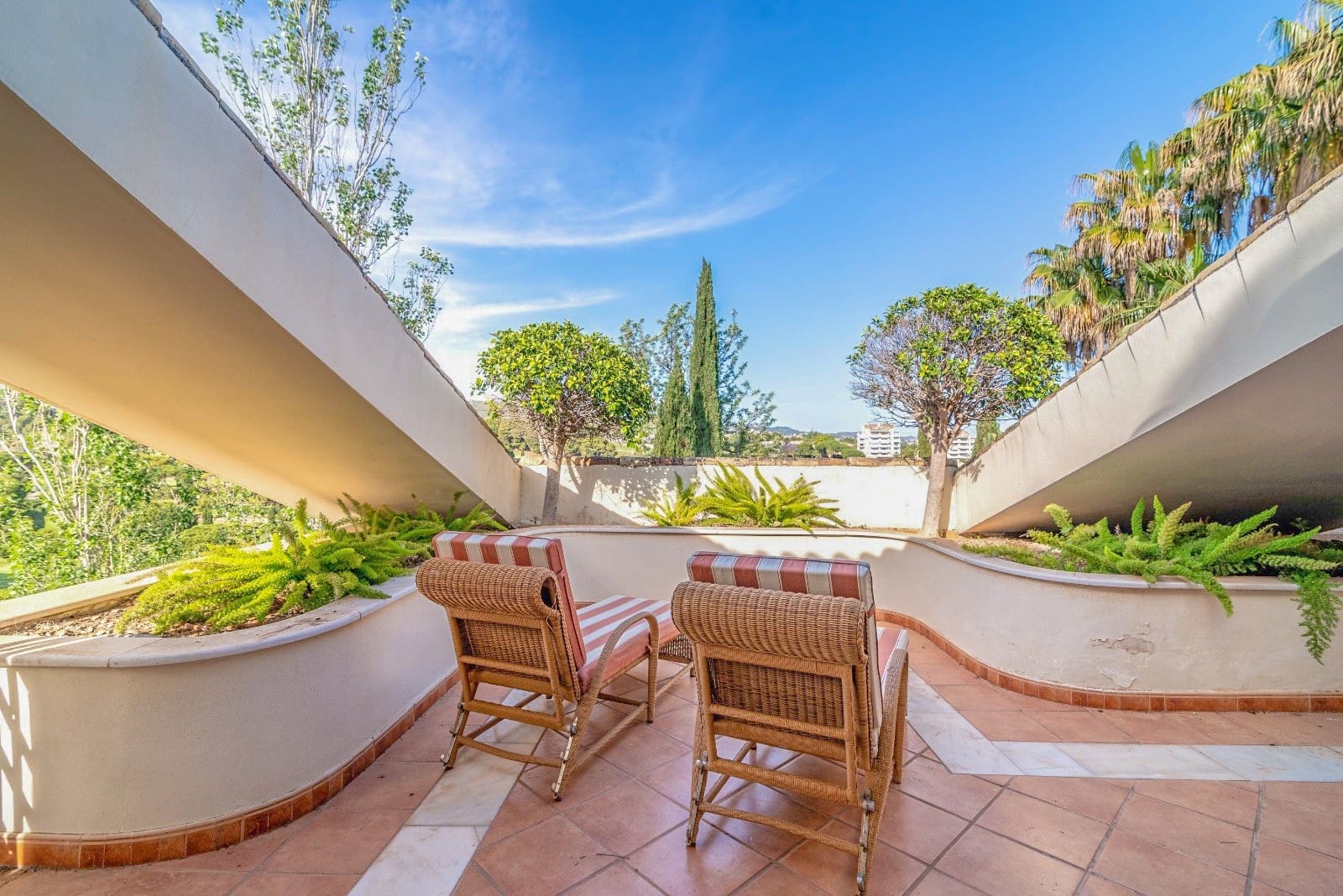 6 bedroom Villa for sale in Marbella with pool garage - € 2,750,000 (Ref: 9262448)