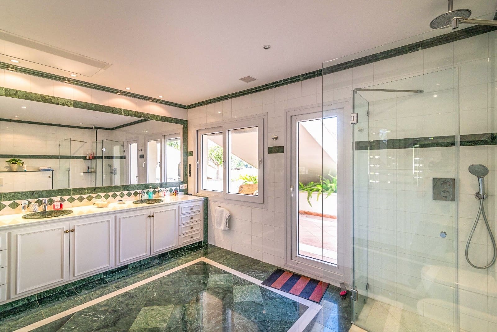 6 bedroom Villa for sale in Marbella with pool garage - € 2,750,000 (Ref: 9262448)