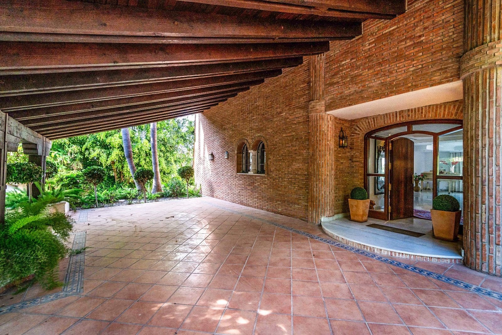 6 bedroom Villa for sale in Marbella with pool garage - € 2,750,000 (Ref: 9262448)