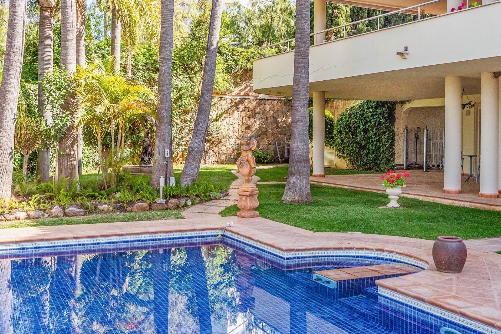 6 bedroom Villa for sale in Marbella with pool garage - € 2,750,000 (Ref: 9262448)