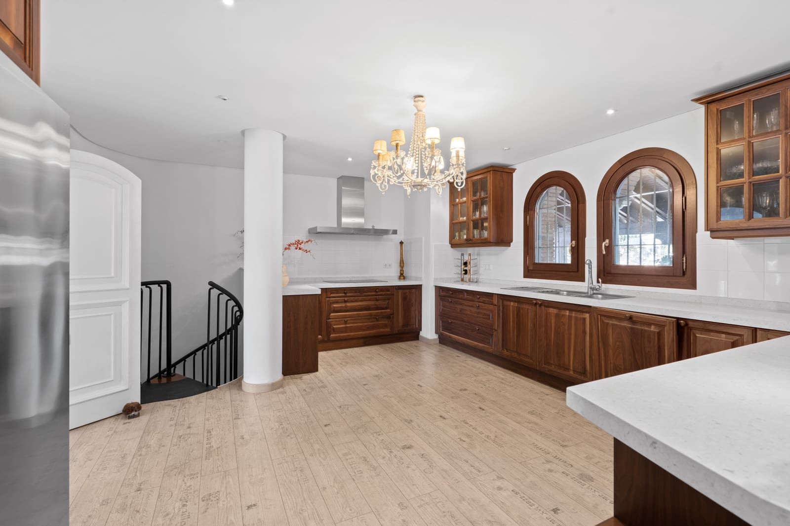 6 bedroom Villa for sale in Marbella with pool garage - € 2,750,000 (Ref: 9262448)