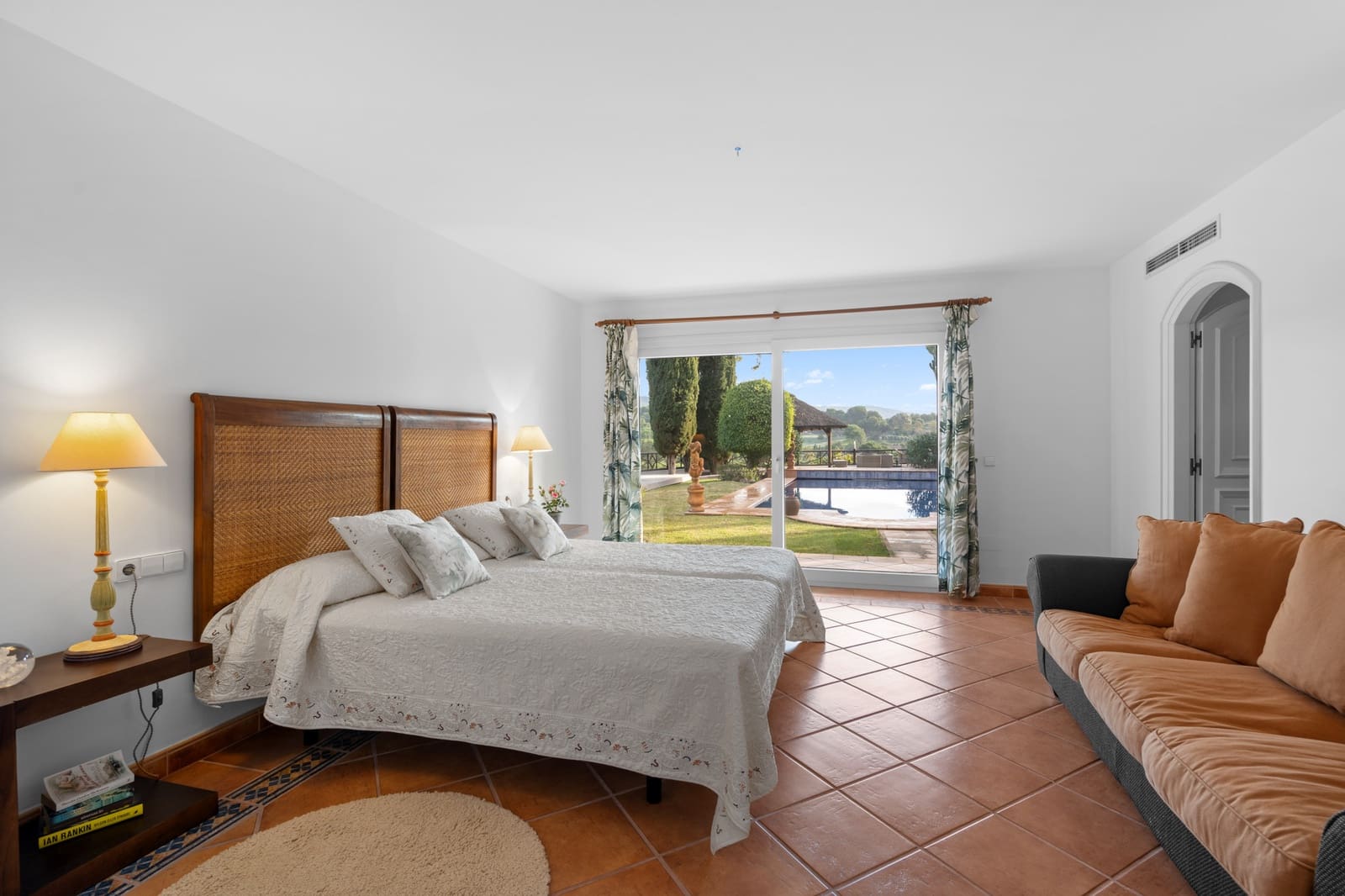 6 bedroom Villa for sale in Marbella with pool garage - € 2,750,000 (Ref: 9262448)