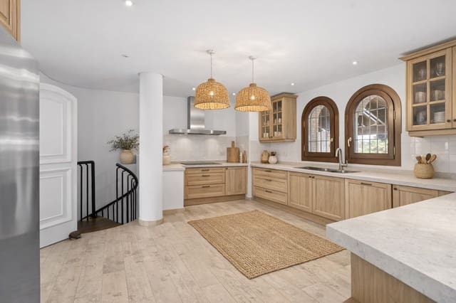 6 bedroom Villa for sale in Marbella with pool garage - € 2,750,000 (Ref: 9262448)
