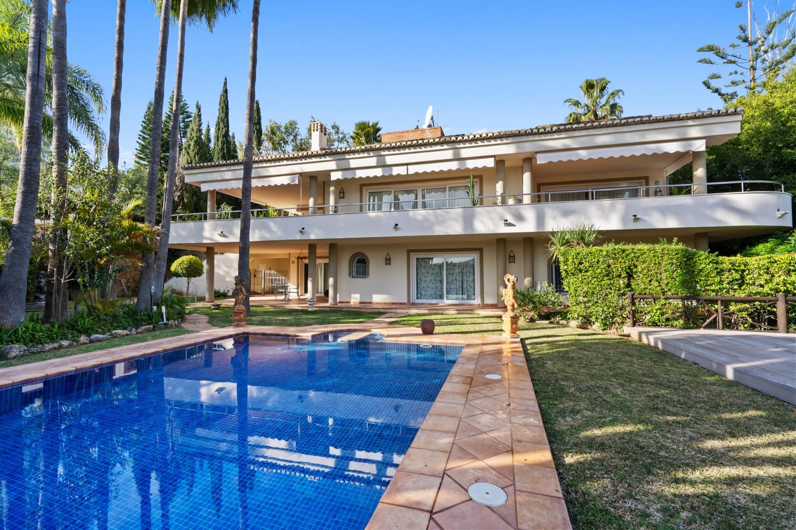6 bedroom Villa for sale in Marbella with pool garage - € 2,750,000 (Ref: 9262448)
