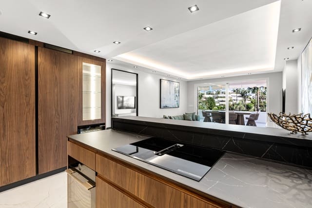 Apartamento de 3 habitaciones en Las Brisas, Marbella en venta con piscina garaje - 1.299.000 € (Ref: 9353230)