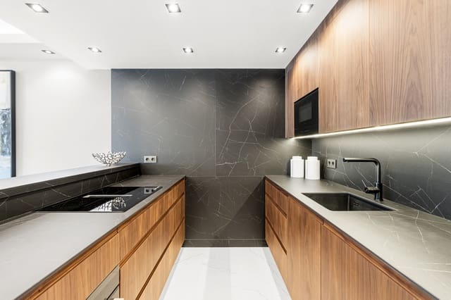 Apartamento de 3 habitaciones en Las Brisas, Marbella en venta con piscina garaje - 1.299.000 € (Ref: 9353230)