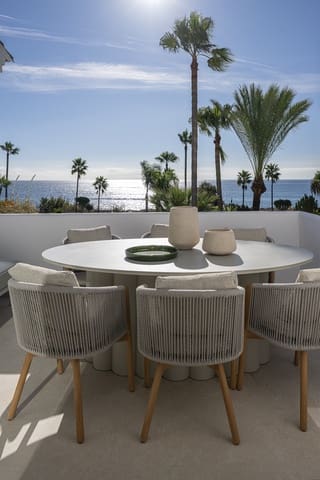 2 soverom Leilighet til salgs i Costalita, Estepona med svømmebasseng garasje - € 995 000 (Ref: 9400529)