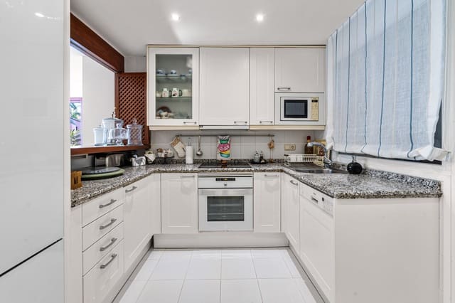 3 quarto Penthouse para venda em Estepona com piscina garagem - 1 800 000 € (Ref: 9470273)