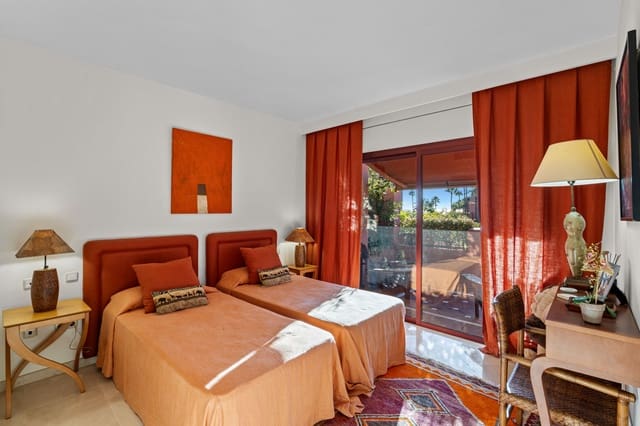 3 quarto Penthouse para venda em Estepona com piscina garagem - 1 800 000 € (Ref: 9470273)