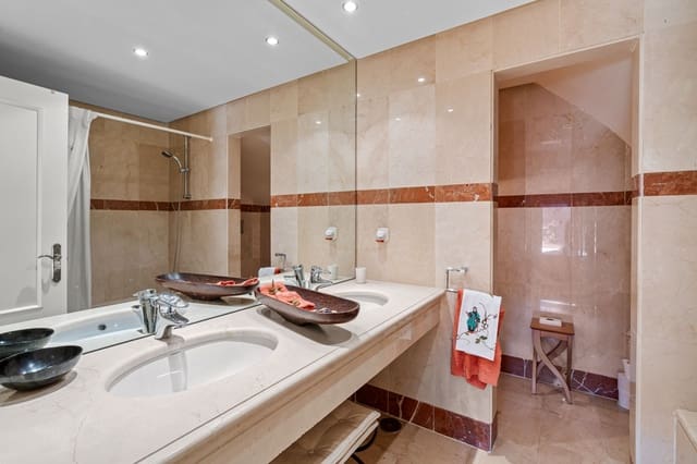 3 quarto Penthouse para venda em Estepona com piscina garagem - 1 800 000 € (Ref: 9470273)