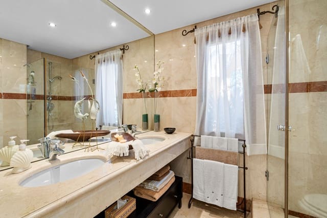 3 quarto Penthouse para venda em Estepona com piscina garagem - 1 800 000 € (Ref: 9470273)