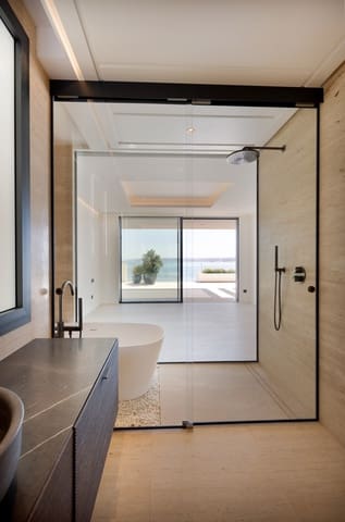 2 soverom Leilighet til salgs i Puerto de Estepona, Estepona med svømmebasseng garasje - € 2 310 000 (Ref: 9518555)