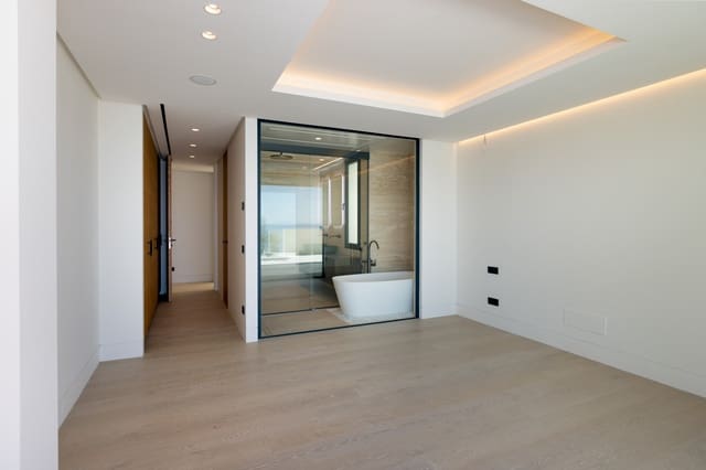 2 soverom Leilighet til salgs i Puerto de Estepona, Estepona med svømmebasseng garasje - € 2 310 000 (Ref: 9518555)