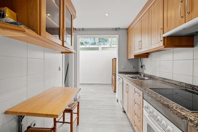3 chambre Maison de Ville à vendre à Las Chapas, Marbella avec piscine garage - 830 000 € (Ref: 9543132)