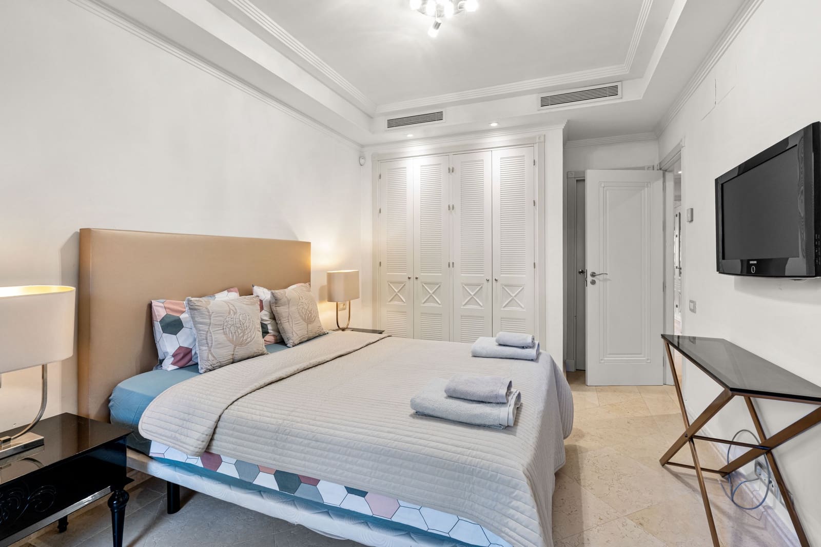 3 bedroom Apartment for sale in Estepona with pool garage - € 2,650,000 (Ref: 9670133)