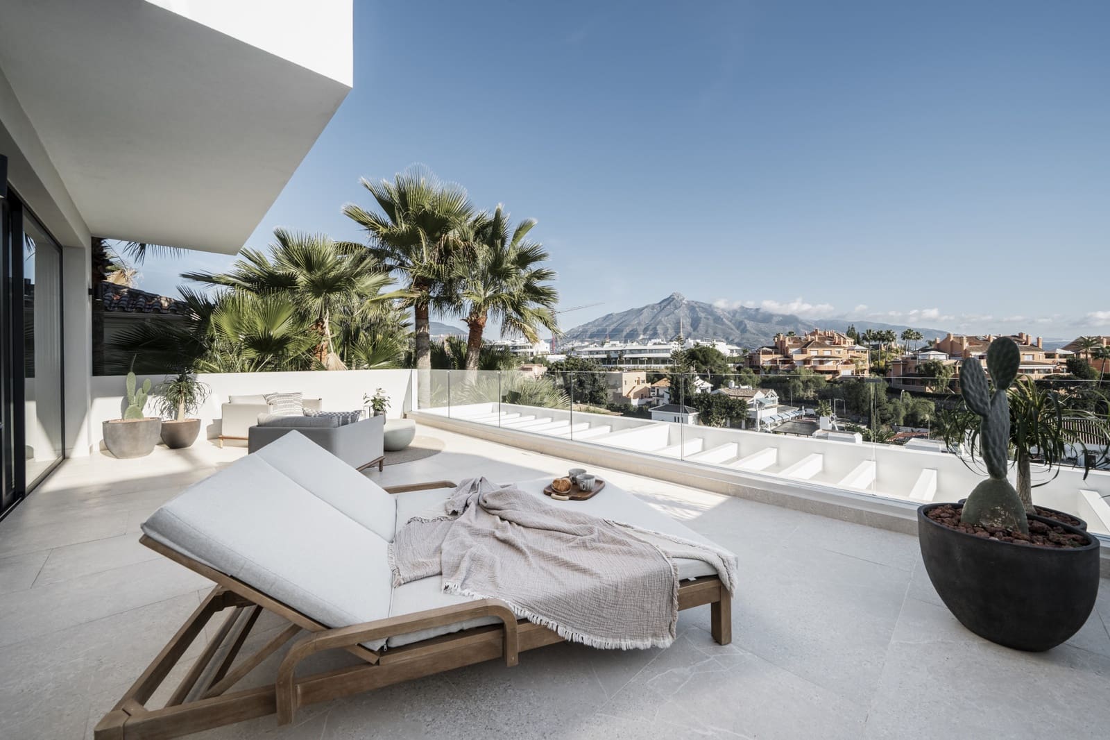 5 quarto Moradia para venda em Nueva Andalucia com piscina garagem - 2 475 000 € (Ref: 9679577)