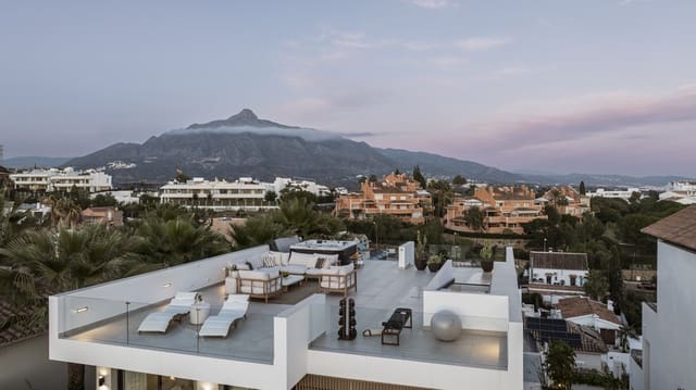 5 bedroom Villa for sale in Nueva Andalucia, Marbella with pool garage - € 2,475,000 (Ref: 9679577)