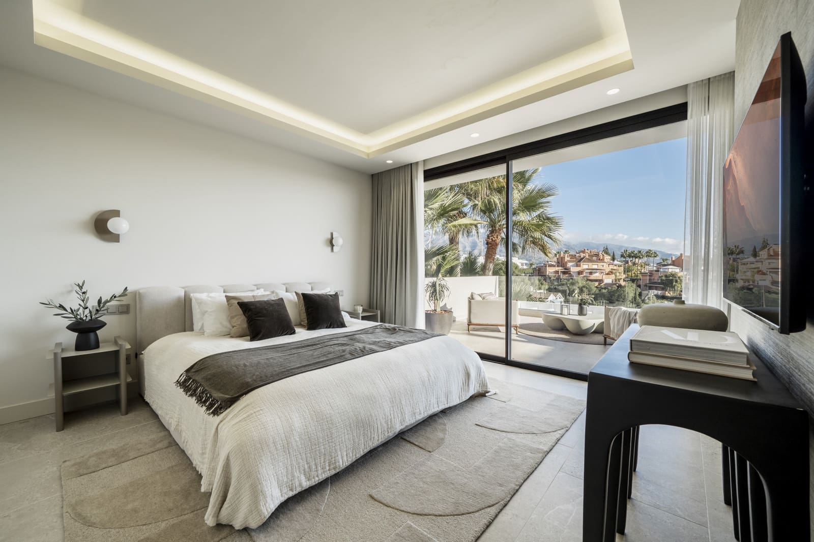 5 bedroom Villa for sale in Nueva Andalucia with pool garage - € 2,475,000 (Ref: 9679577)
