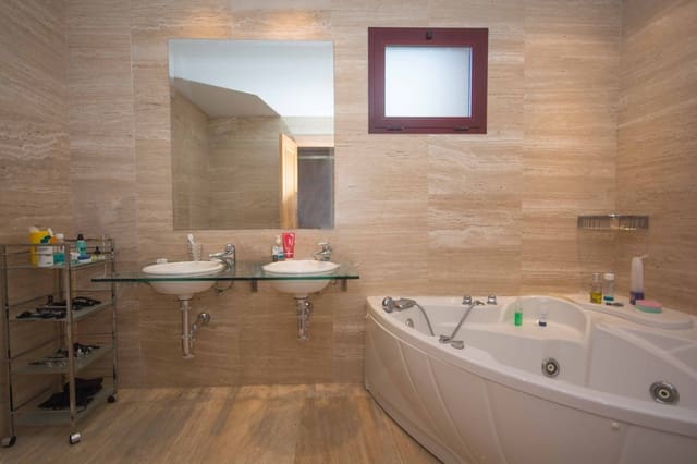 4 slaapkamer Appartement te koop in Guadalmansa, Estepona met zwembad garage - € 845.000 (Ref: 9686190)