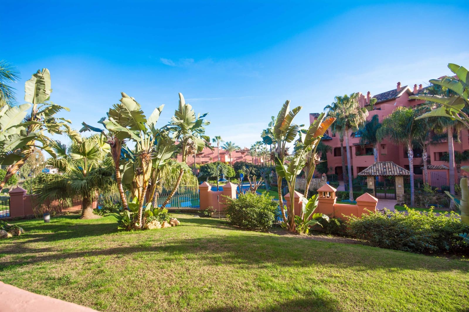 4 sypialnia Apartament na sprzedaż w Estepona z basenem garażem - 1 015 000 € (Ref: 9686190)