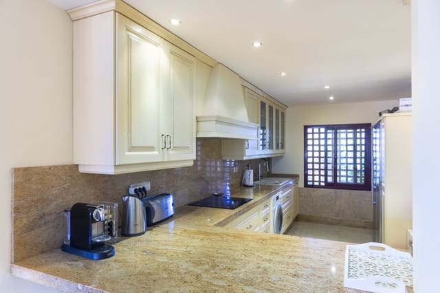 3 quarto Penthouse para venda em Estepona com piscina garagem - 1 650 000 € (Ref: 9711152)