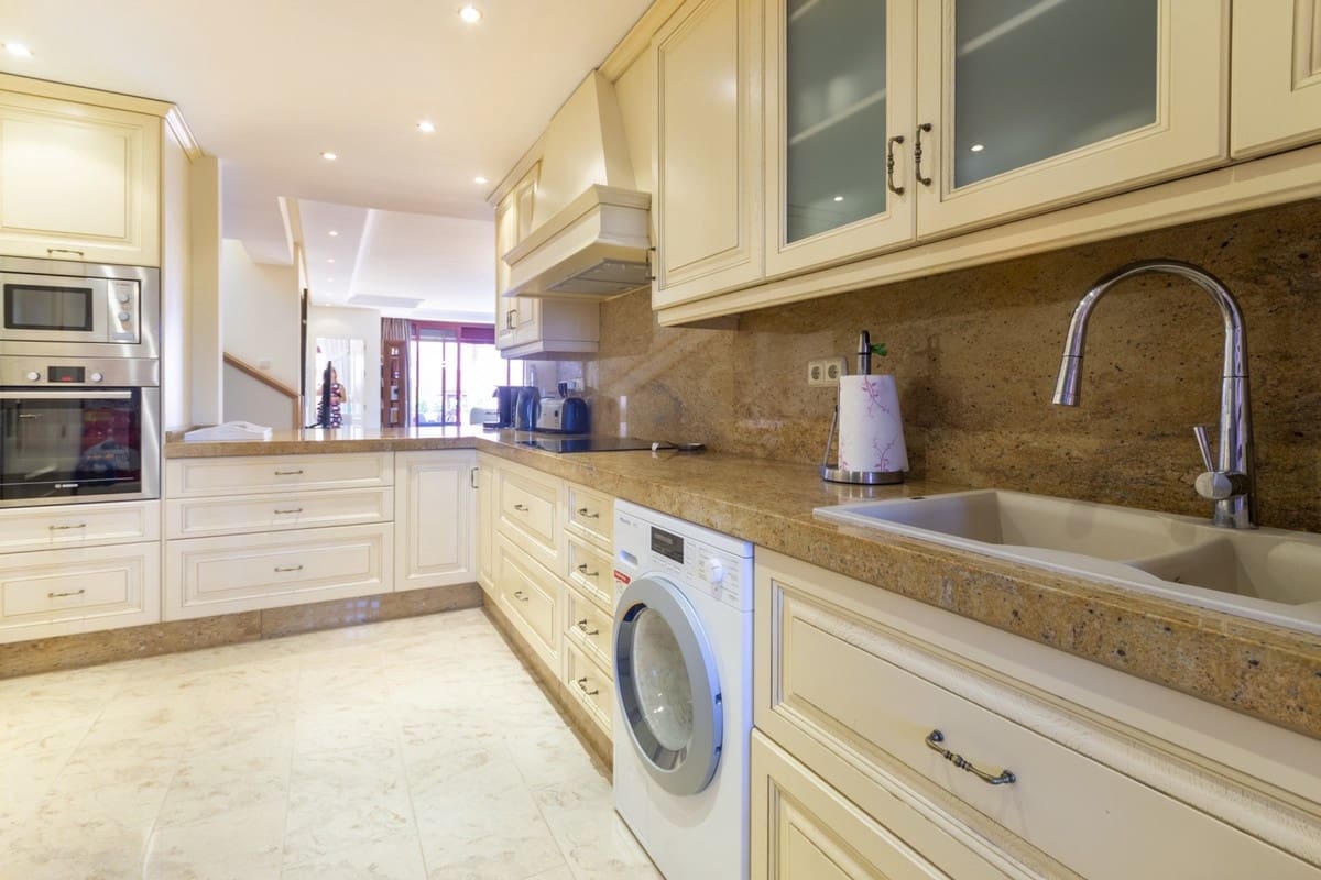 3 bedroom Penthouse for sale in Estepona with pool garage - € 1,650,000 (Ref: 9711152)