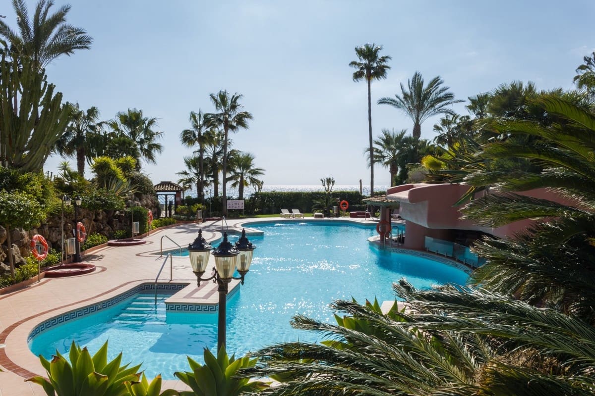3 bedroom Penthouse for sale in Estepona with pool garage - € 1,650,000 (Ref: 9711152)
