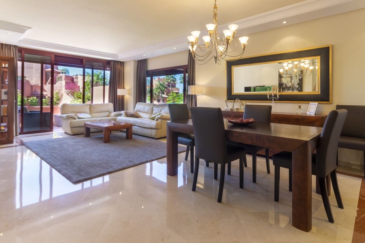 3 bedroom Penthouse for sale in Estepona with pool garage - € 1,650,000 (Ref: 9711152)