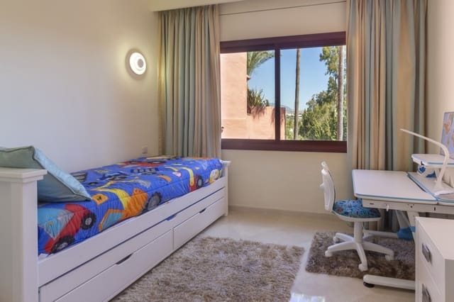 3 quarto Penthouse para venda em Estepona com piscina garagem - 1 650 000 € (Ref: 9711152)
