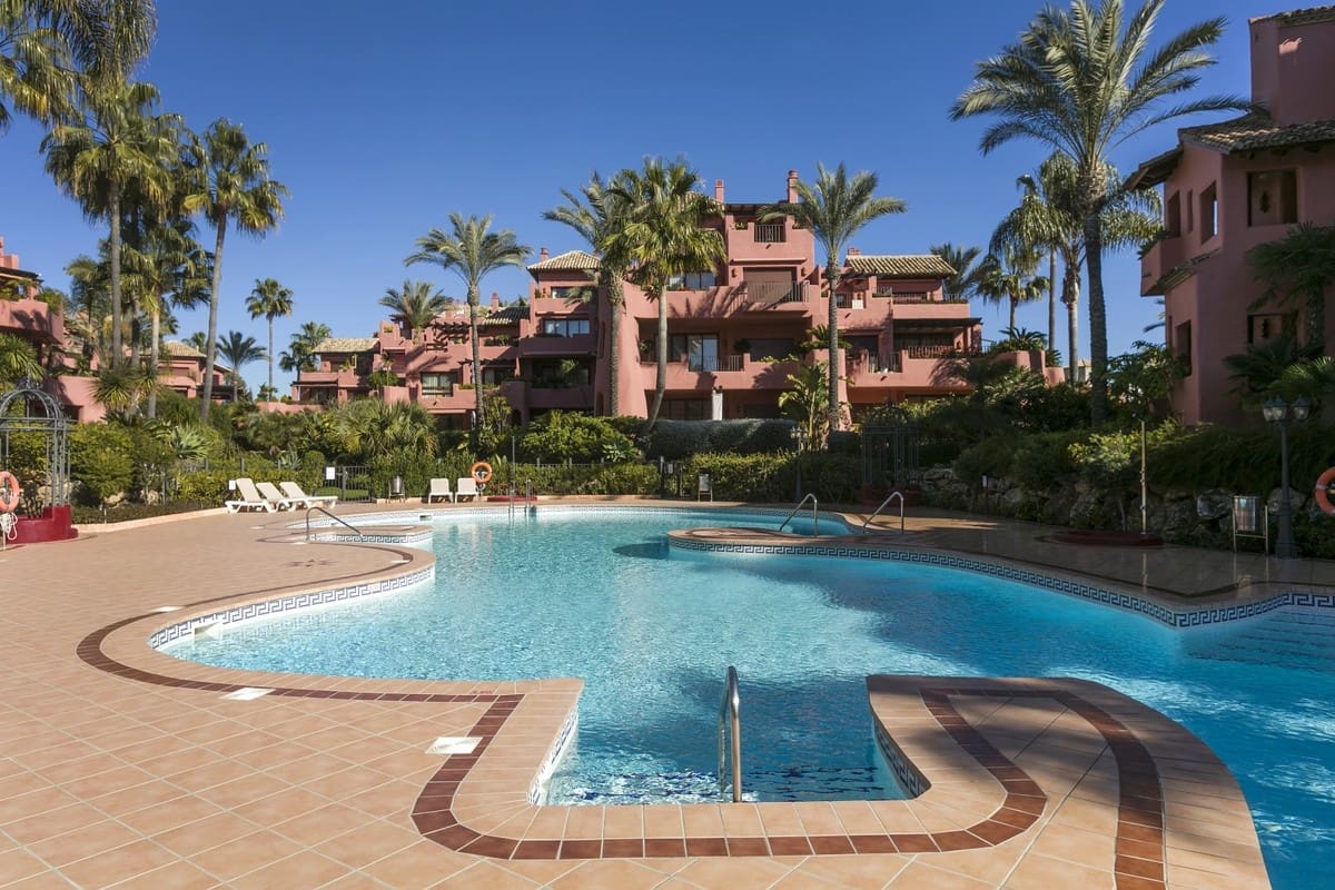 3 bedroom Penthouse for sale in Estepona with pool garage - € 1,650,000 (Ref: 9711152)