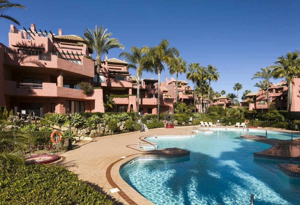 3 bedroom Penthouse for sale in Estepona with pool garage - € 1,650,000 (Ref: 9711152)