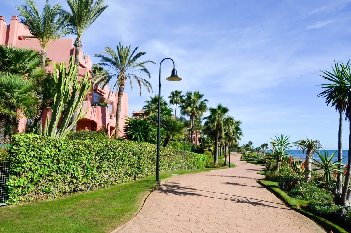 3 bedroom Penthouse for sale in Estepona with pool garage - € 1,650,000 (Ref: 9711152)