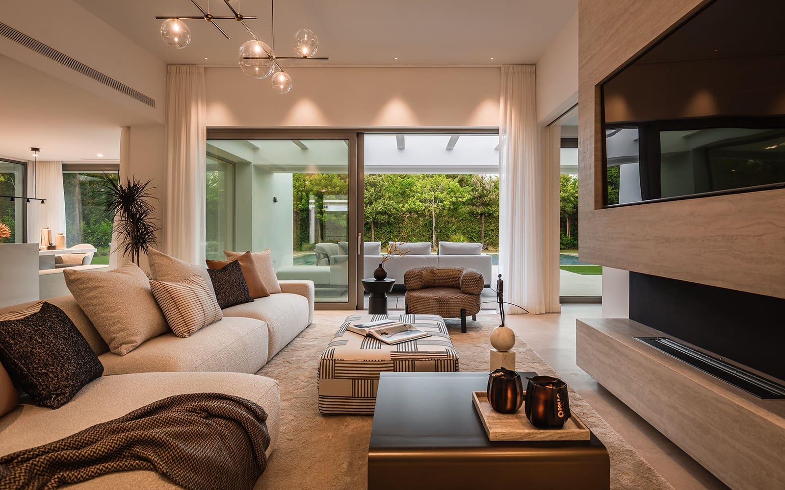 5 bedroom Villa for sale in El Paraiso with pool garage - € 2,485,000 (Ref: 9726431)