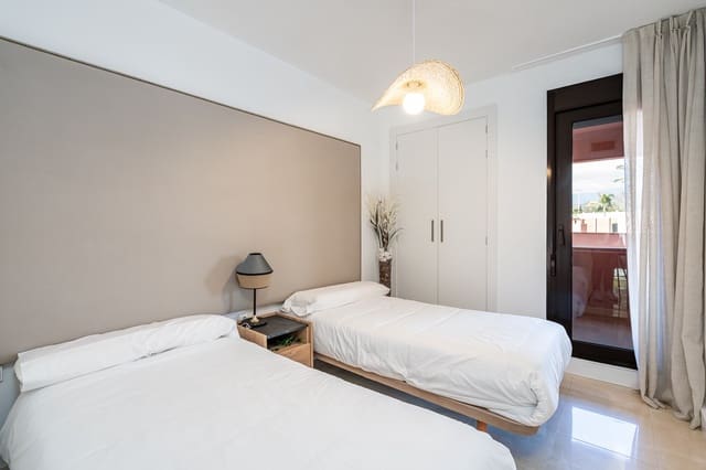 Apartamento de 3 habitaciones en Estepona en venta con piscina garaje - 730.000 € (Ref: 9731881)