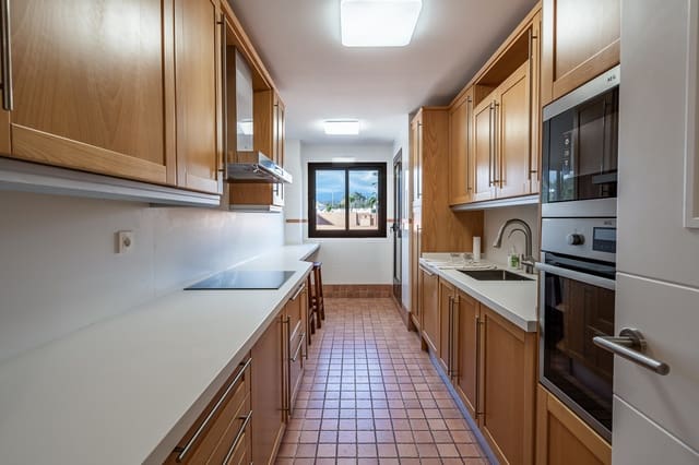 Apartamento de 3 habitaciones en Estepona en venta con piscina garaje - 730.000 € (Ref: 9731881)