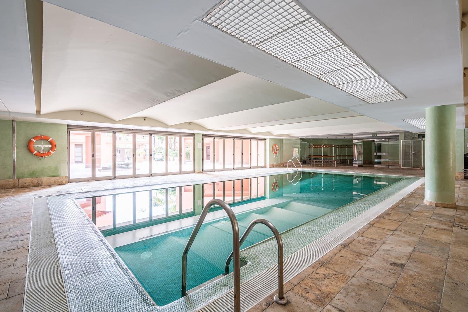 3 chambre Appartement à vendre à Estepona avec piscine garage - 730 000 € (Ref: 9731881)