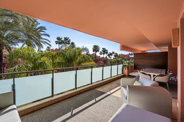 Apartamento de 3 habitaciones en Estepona en venta con piscina garaje - 730.000 € (Ref: 9731881)