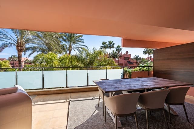 Apartamento de 3 habitaciones en Estepona en venta con piscina garaje - 730.000 € (Ref: 9731881)