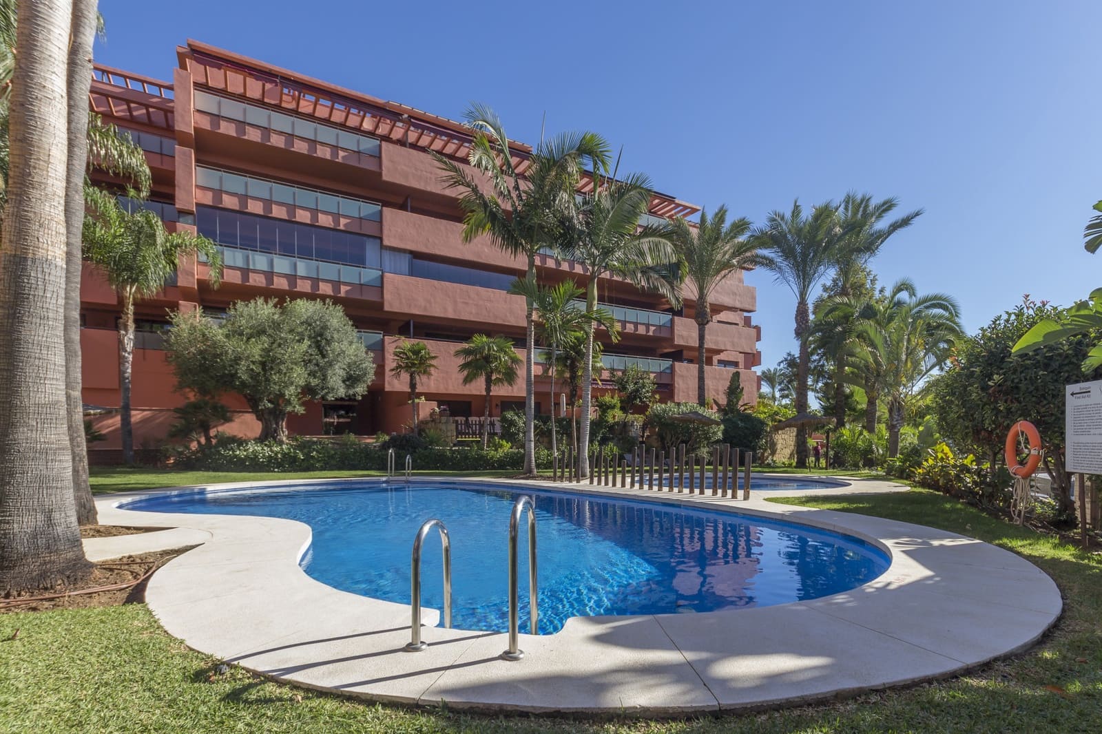 3 quarto Apartamento para venda em Estepona com piscina garagem - 680 000 € (Ref: 9783173)