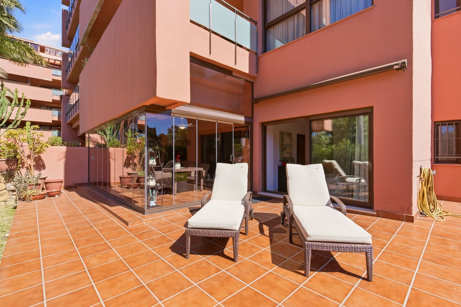 3 quarto Apartamento para venda em Estepona com piscina garagem - 680 000 € (Ref: 9783173)